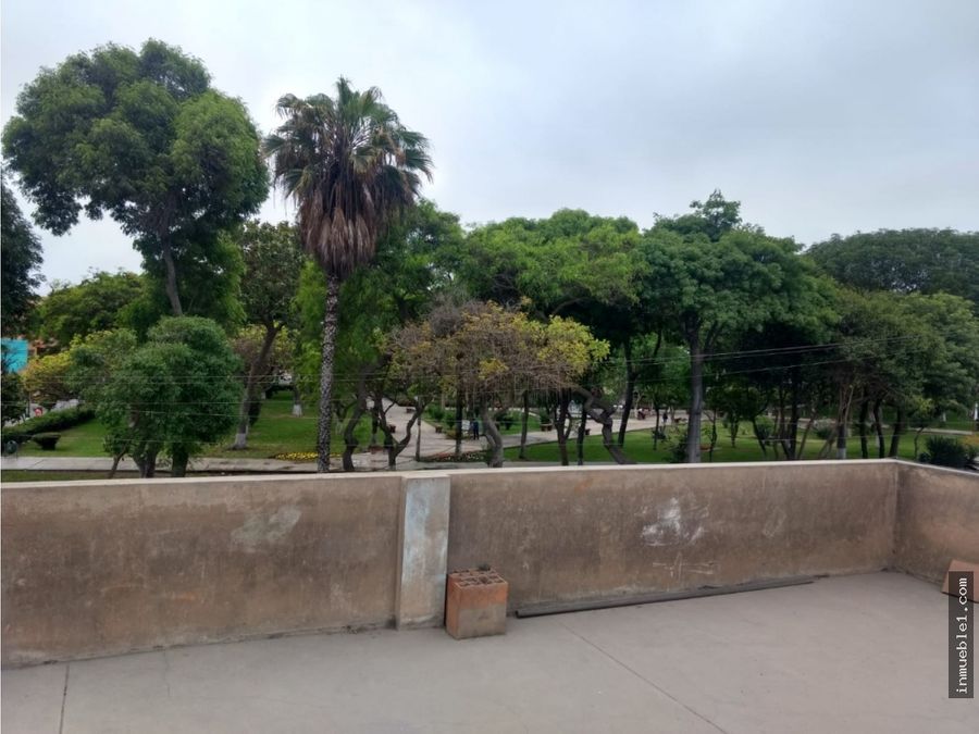 VENTA DE CASA FRENTE A PARQUE URB. TRINIDAD LIMA